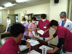 情報伝達訓練の様子（PC入力と議論）