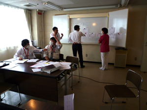災害対策本部設置訓練の様子（ホワイトボードでの集約）