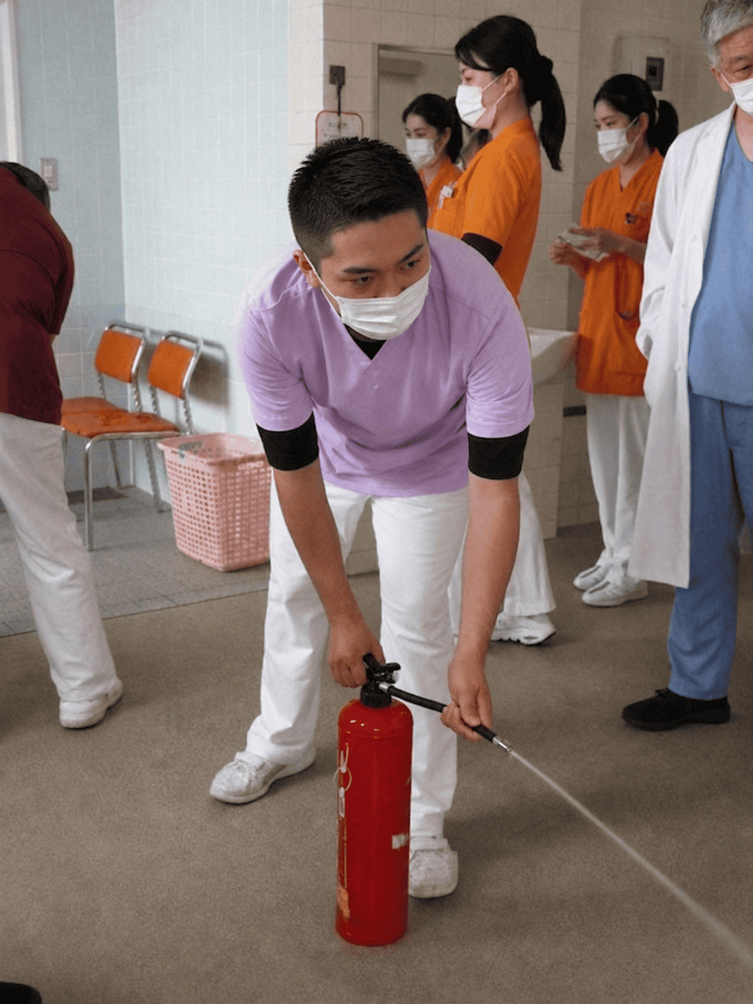 初期消火訓練の様子（消火器操作）
